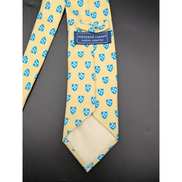 Vineyard Vines Tie Custom Spaulding Rehabilitation Hospital Yellow Blue Rare - Picture 5 of 7